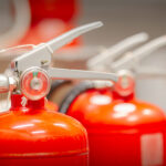 Vista de vários gatilhos em extintores.