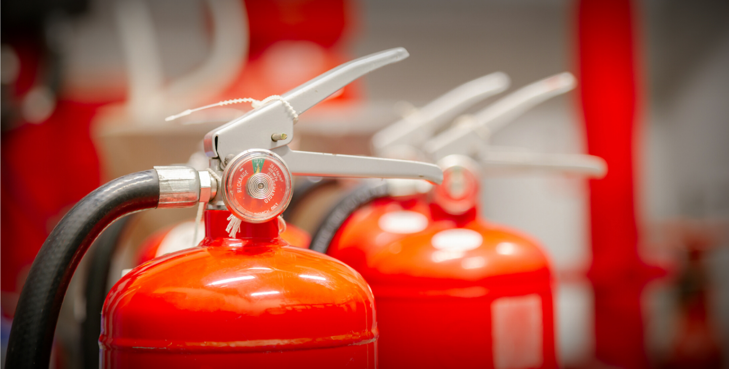 Vista de vários gatilhos em extintores.